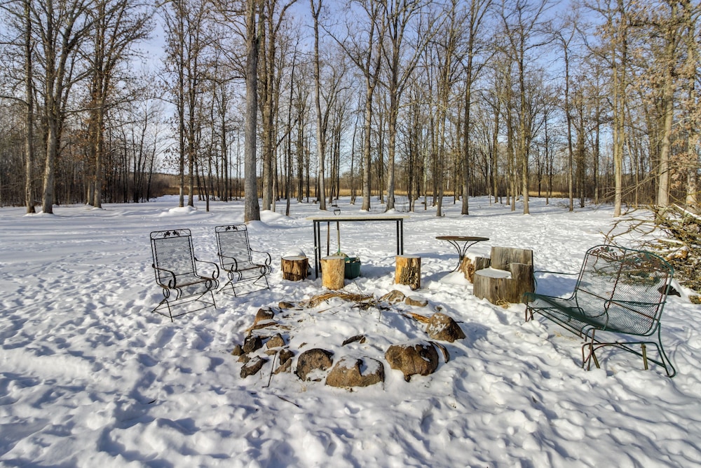6 Mi to Spider Lake ATV Trails: Cabin w/ Fire Pit