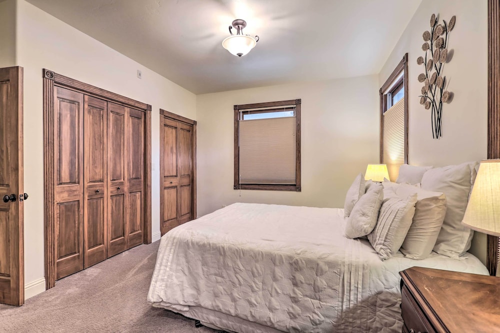 Cozy Central Glenwood Springs Condo w/ 2 Decks! view 2