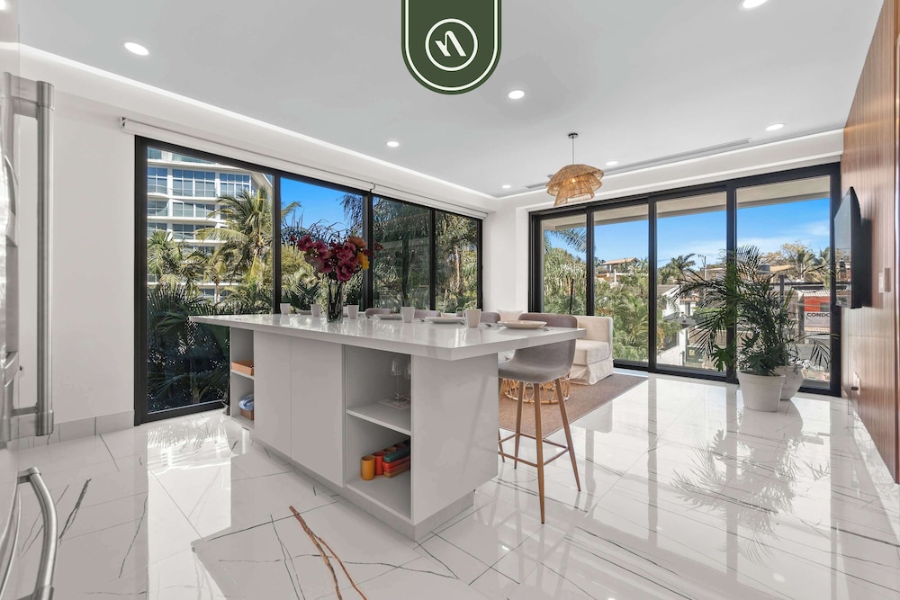 Luxury 2 BR Condo With Dream Pools - Beach - Art