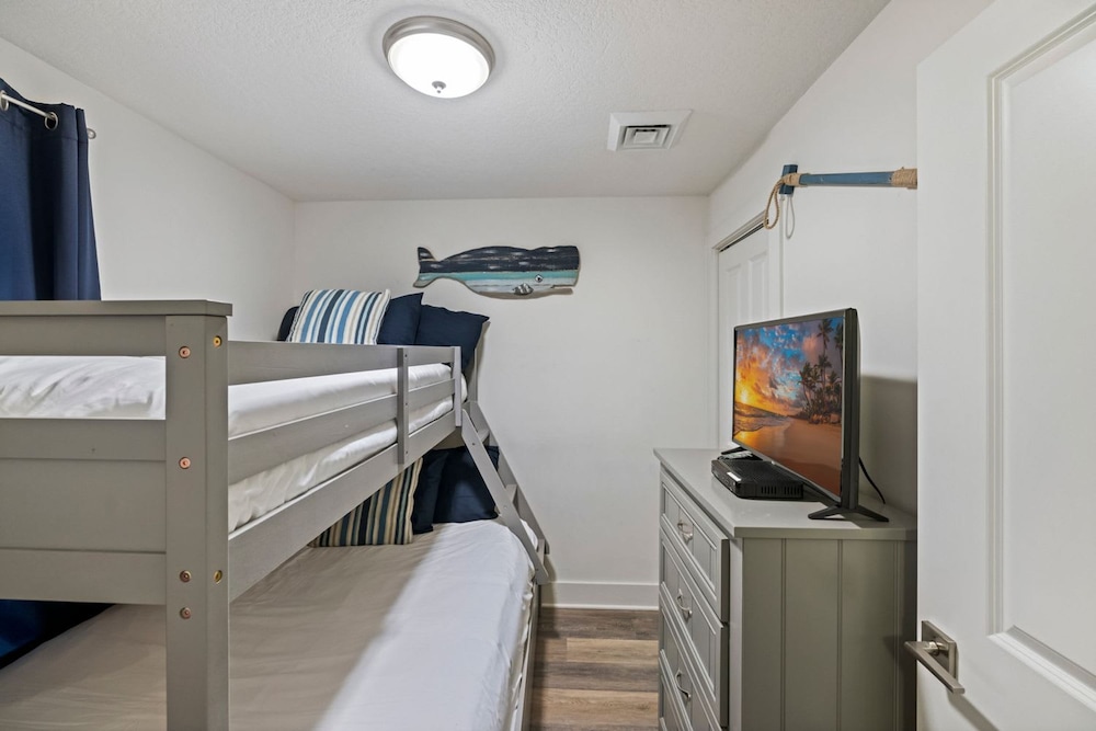 Fall Retreat Condo w Heated Pool Hot tub Pier Pk