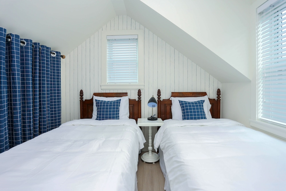 Tasteful 2 Bedroom Suite near Marine Gateway by Elevate Rooms view 3