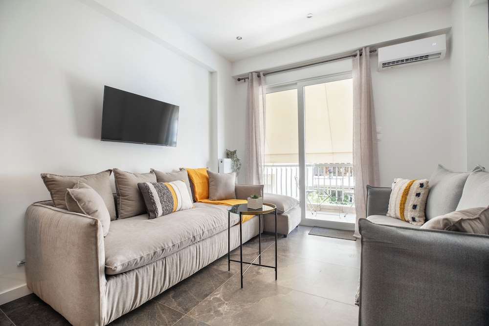 Glimmer 2-Bedroom Apartment in Athens