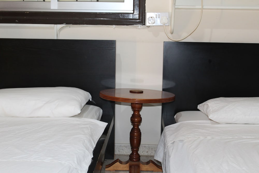 Costas Hostel Action