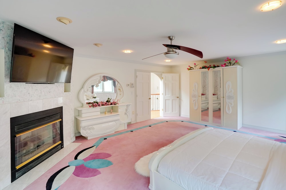 Luxury Mansion Rental w/ Rec Room in Niskayuna!