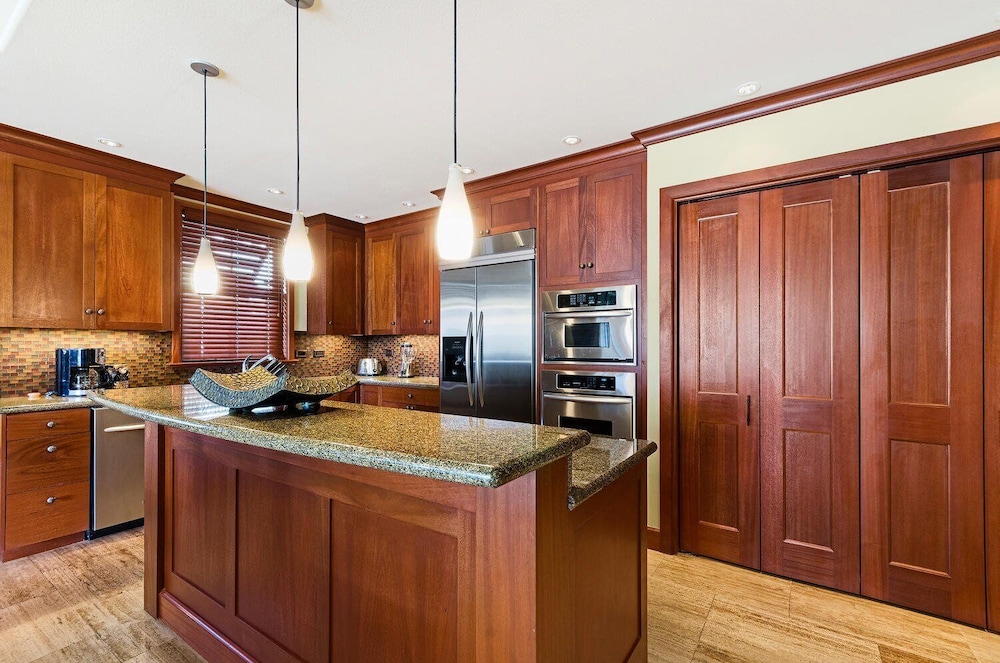 Hawaiian Unit Nearby Beaches, Restaurants, & Shopping - Vrkcv