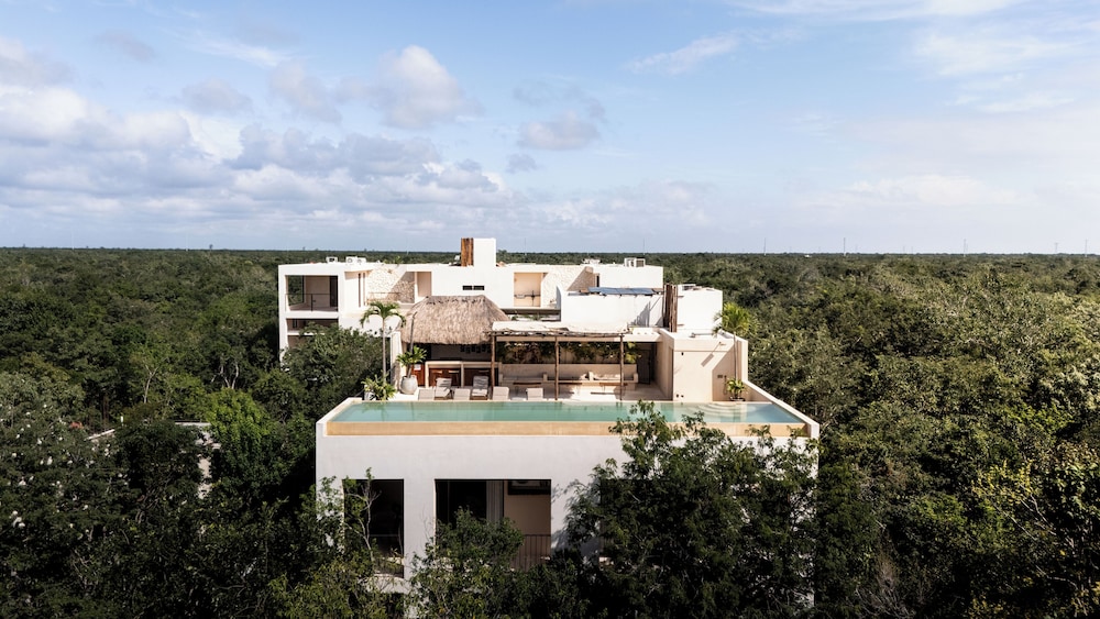 Jungle Resort Suites & Private Pool
