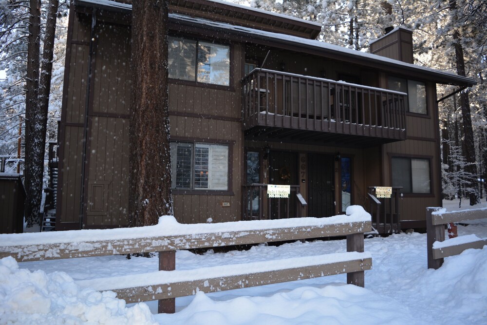 Snow Summit Getaway 3 Bedroom Apts by RedAwning