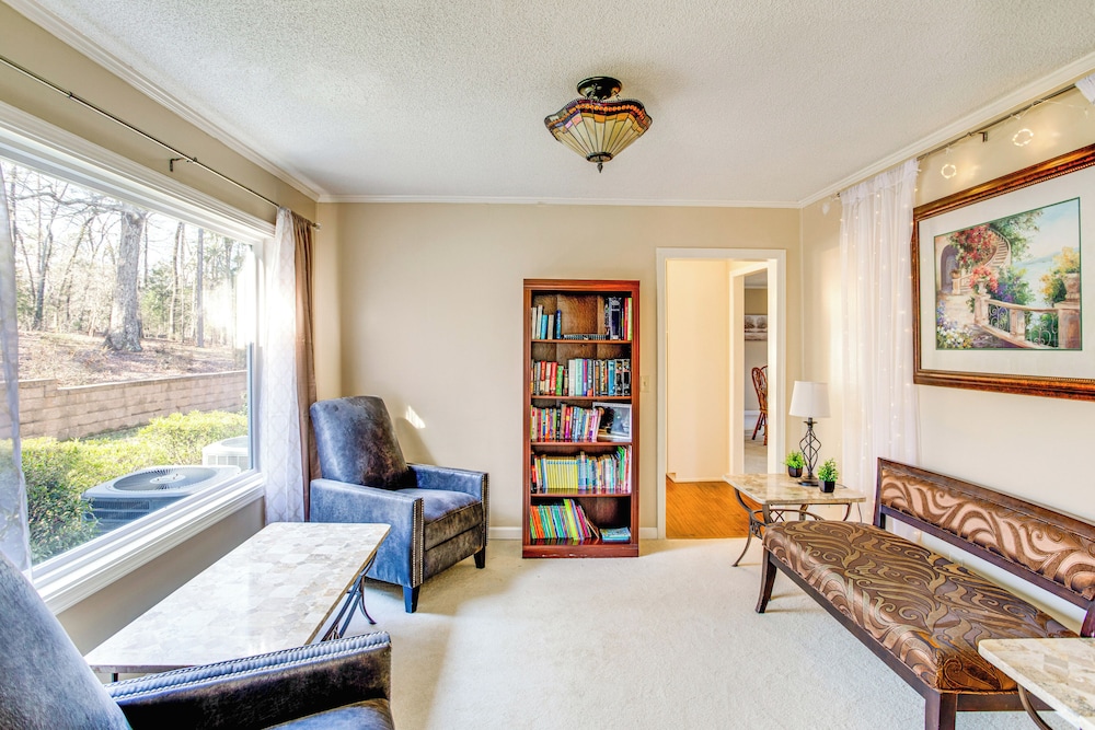 Near Lake Murray: Family Getaway w/ Screened Porch