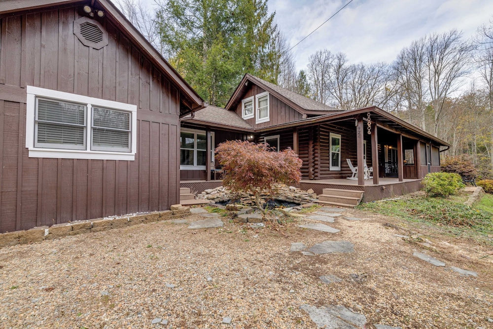 Artful Craftsman Hot Tub, Firepit, and Pond Gatlinburg + National Parks