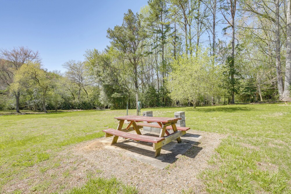 3 Mi to Hiawassee: 'berry Cute Country Cottage'