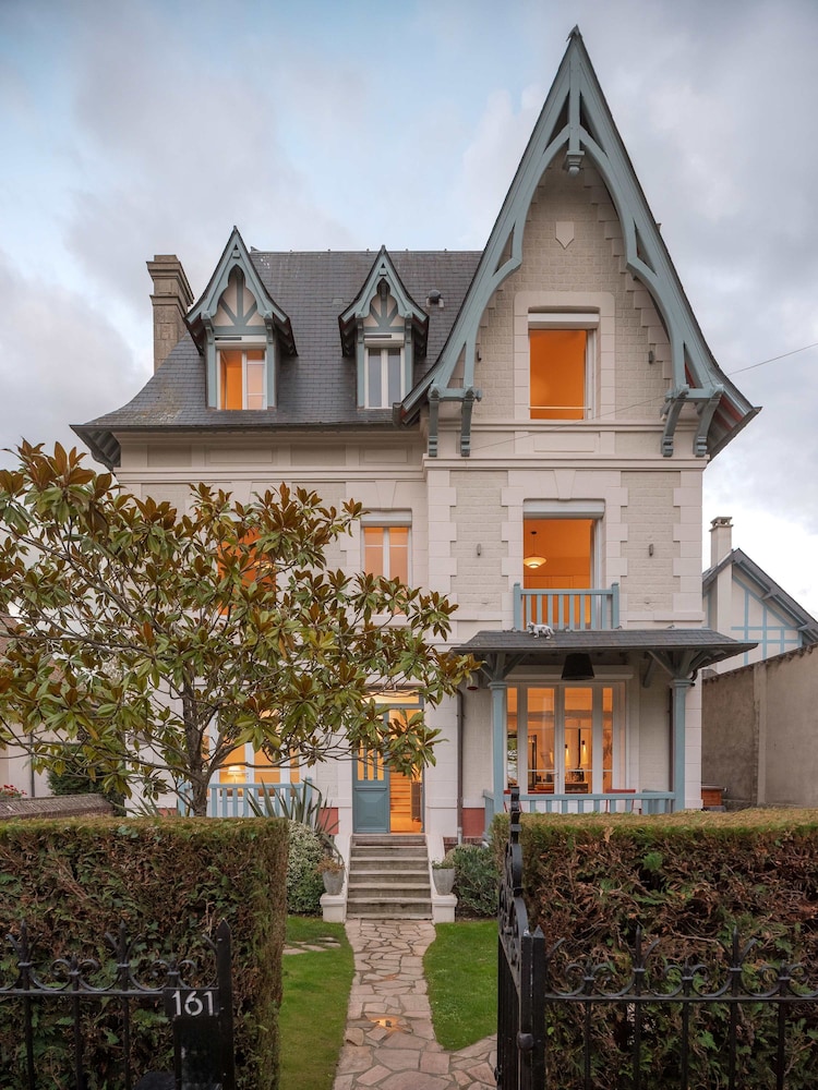 Large Chic Stylish Villa Superb Garden