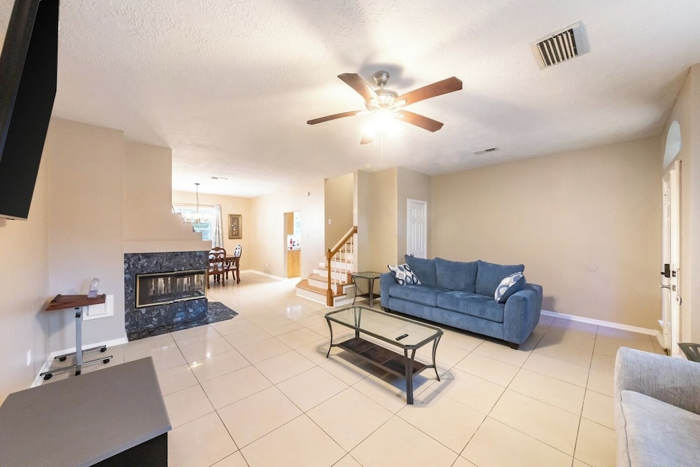 Pet-friendly 3BR Near First Colony Mall