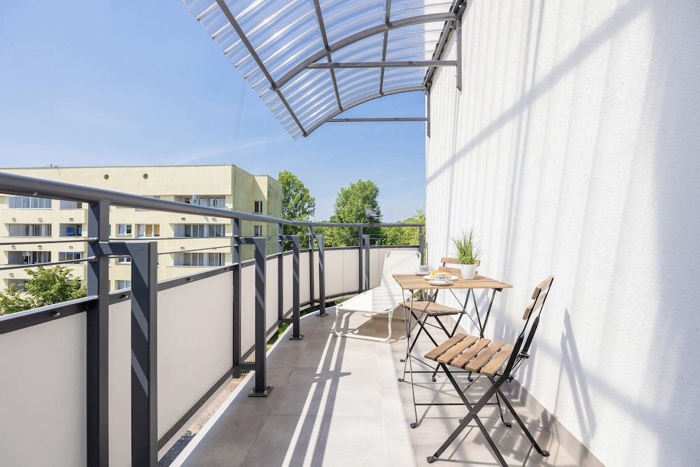 Apartment Near Łazienki by Renters view 4