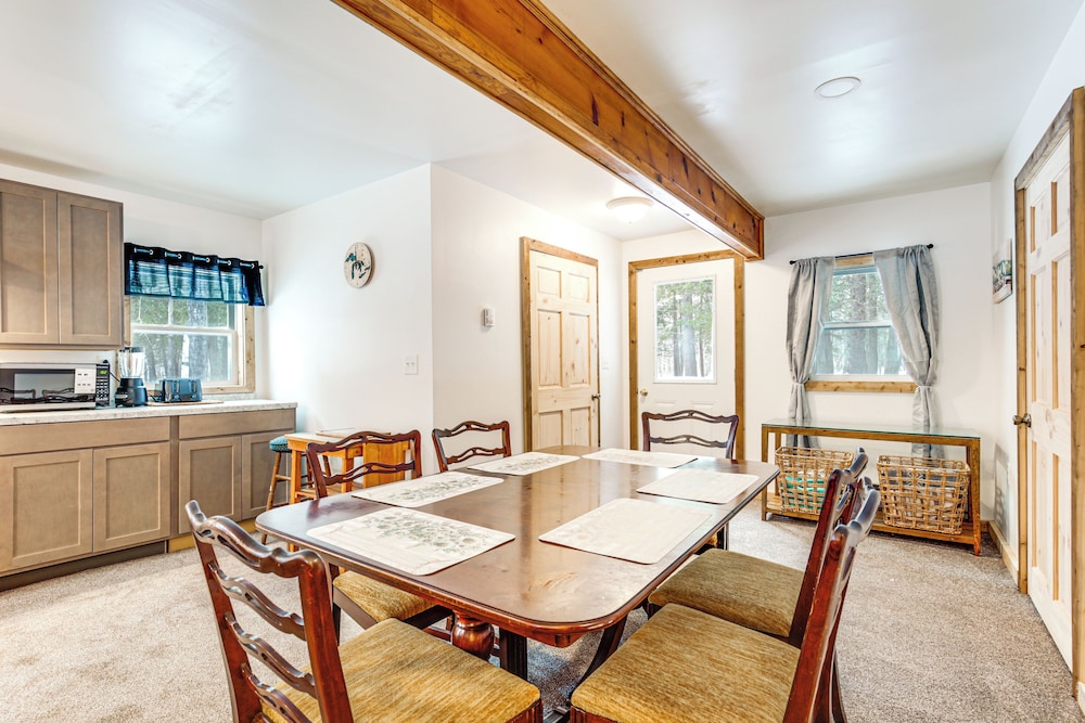 2 Ponds & Trail Access: Peaceful Cabin in Calumet!