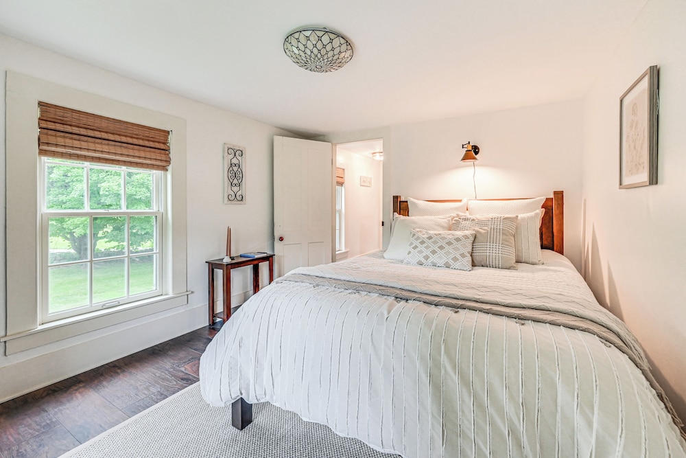 Historic Farmhouse Near Mountains & Colleges!