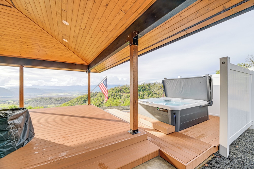 Dreamy Hilltop View: Roseburg Wine Country Retreat