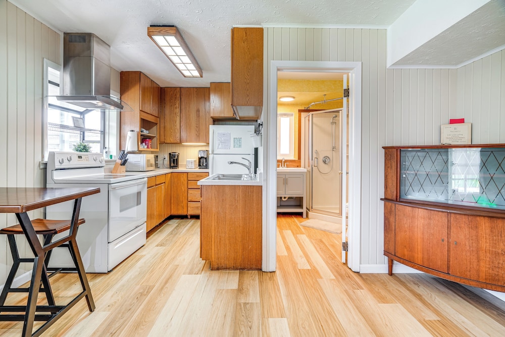 Walk to Poplar Beach: Cozy Coastal Getaway w/ Yard
