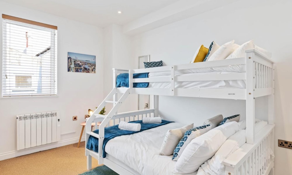 Seaview Heights - two Bedroom two Bathroom Loft Style Apartment Direct Distant sea Views - Fast Wifi view 4
