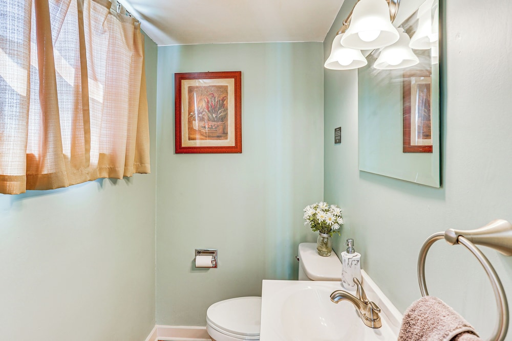 3 Mi to Berkshire Mall: Suburban Stay w/ Yard!