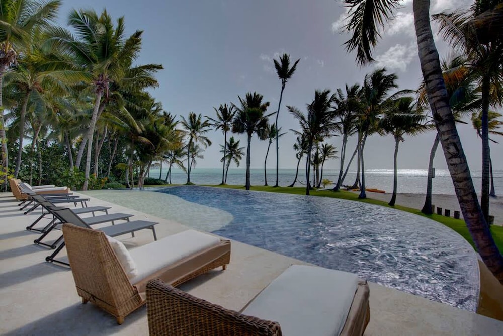 6 BR Beachfront Lush Oasis