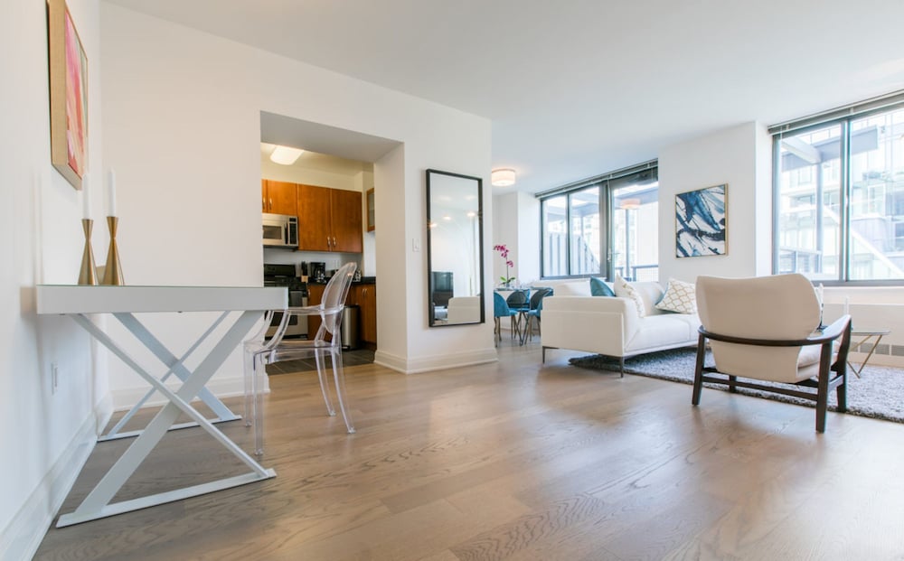 Bright 2 Bedrooms 2 Bathrooms Unit With Balcony