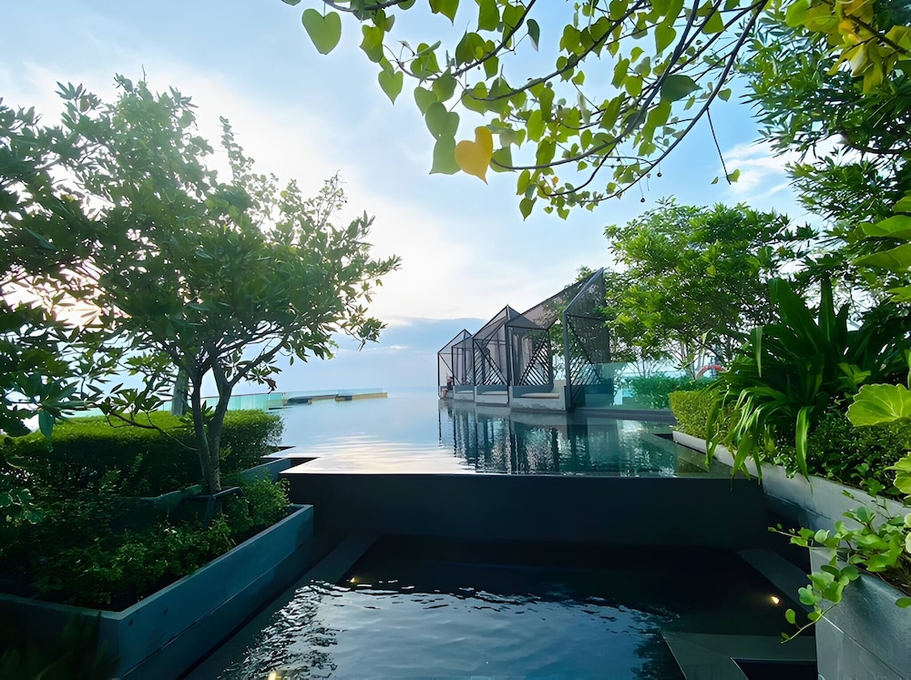 Elegant Room With Roof Top Pool - Best In Pattaya