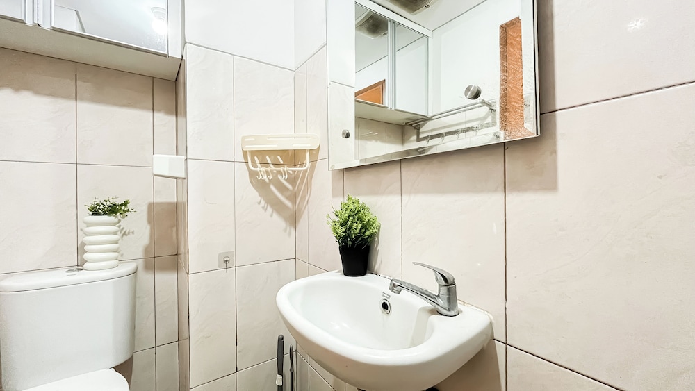 White Tone Studio At Amazana Serpong Apartment