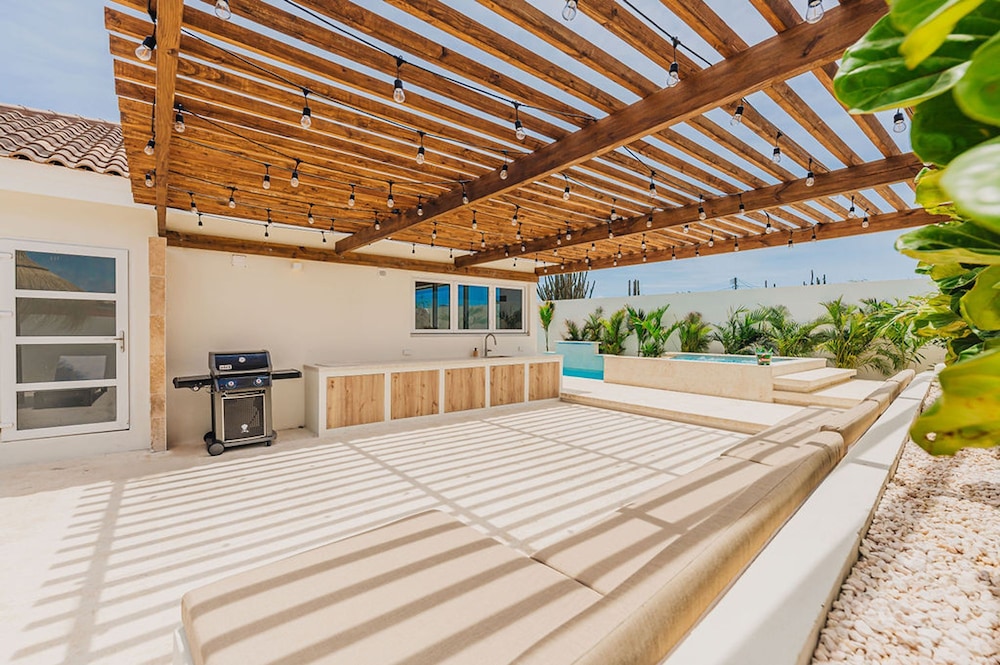 Bohostyle Villa 3min to Beach Hottub 8 Sleeps