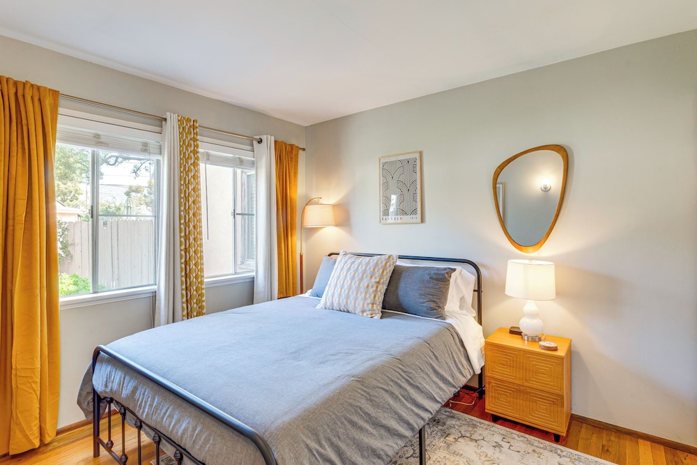 3 Mi to Universal Studios: Chic Home w/ Yard!