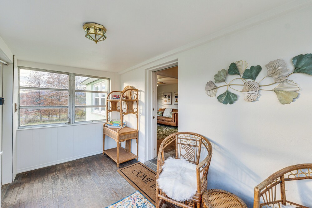 Charming Gardiner Home w/ Yard & Sunroom