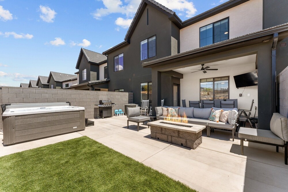 Popular Poolside Retreat 4 Bedroom Townhouse