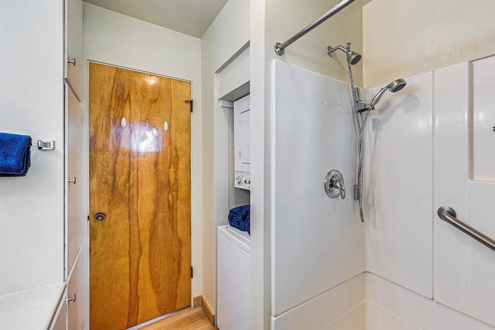 Walk to Flathead Lake: Airy Home w/ Mtn Views!