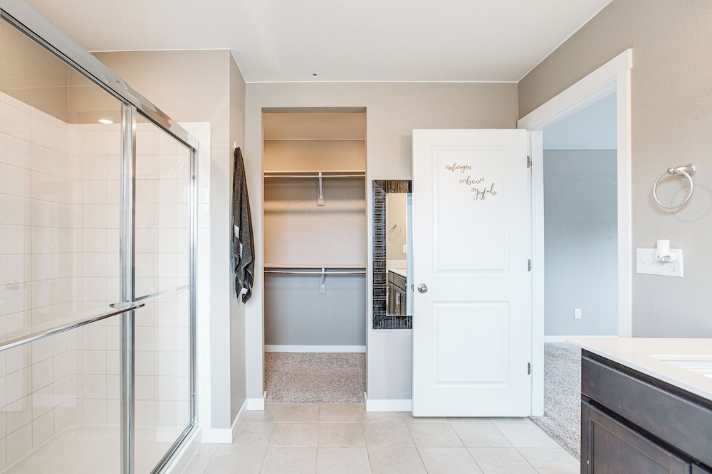 Perfect for Families! Quiet Aurora Home