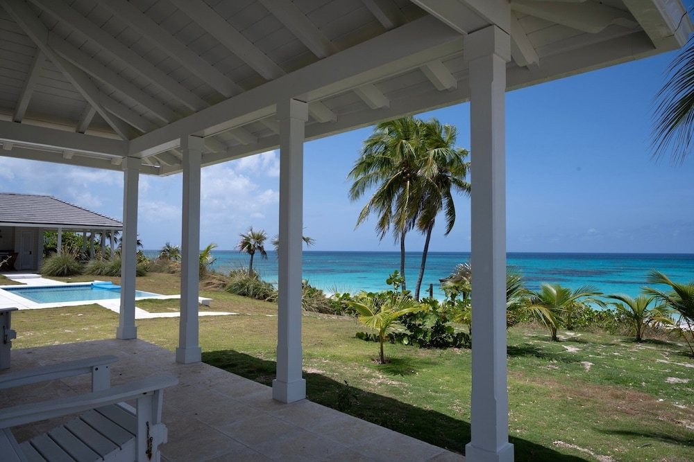 Cricket Beach House-luxurious Beachfront House 5 Bedroom Home