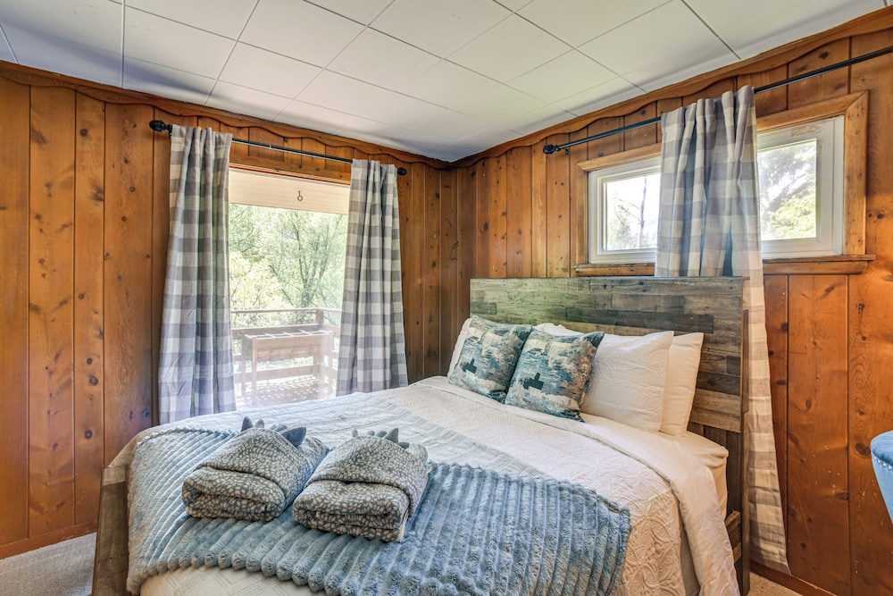 Dog Friendly: Cabin w/ Yard & Mtn Views in Cascade