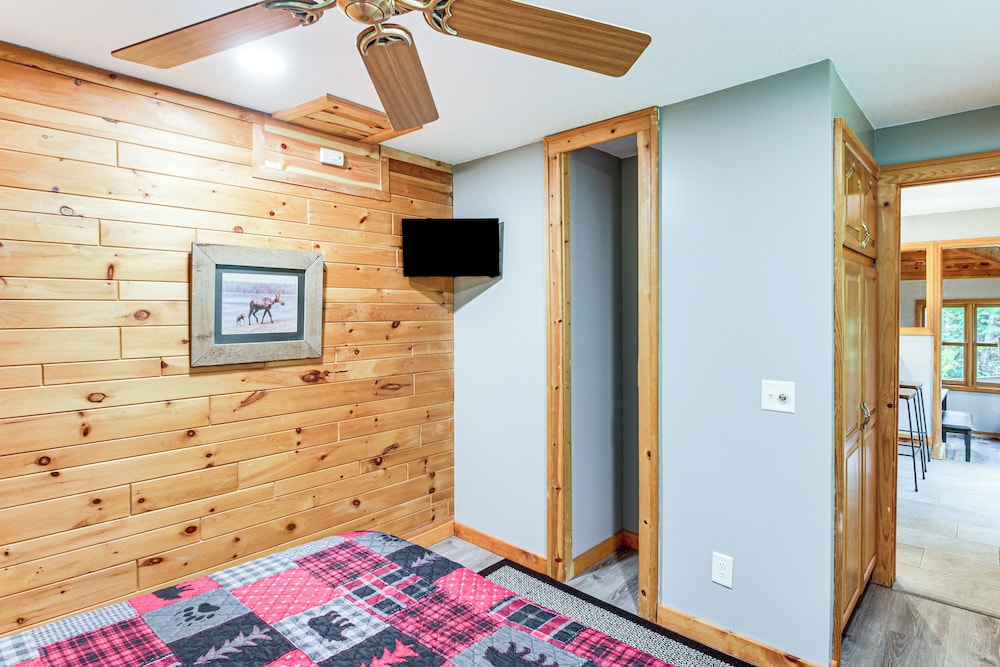 Sauna + Deck: Wooded Cabin on Lake Vermilion!