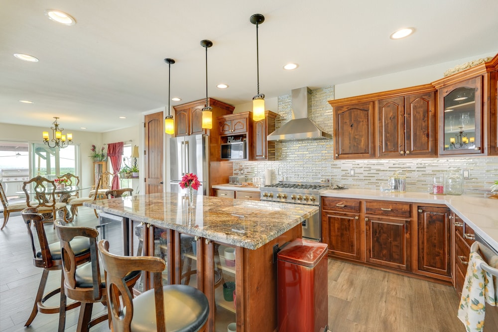 Spacious Arizona Escape - Pool, Hot Tub & Fire Pit