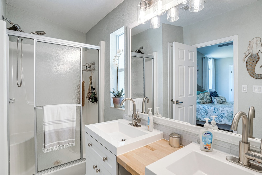 Tee Off & Soak Up Sun! Airy Englewood Gem w/ Yard