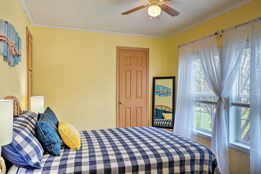 Lyndonville Home w/ Fire Pit, Screened Patio & A/C view 4
