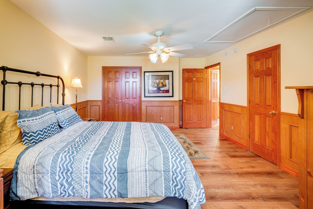 Sunrise Cove RC Llc: Lakefront Home w/ 2 Casitas!