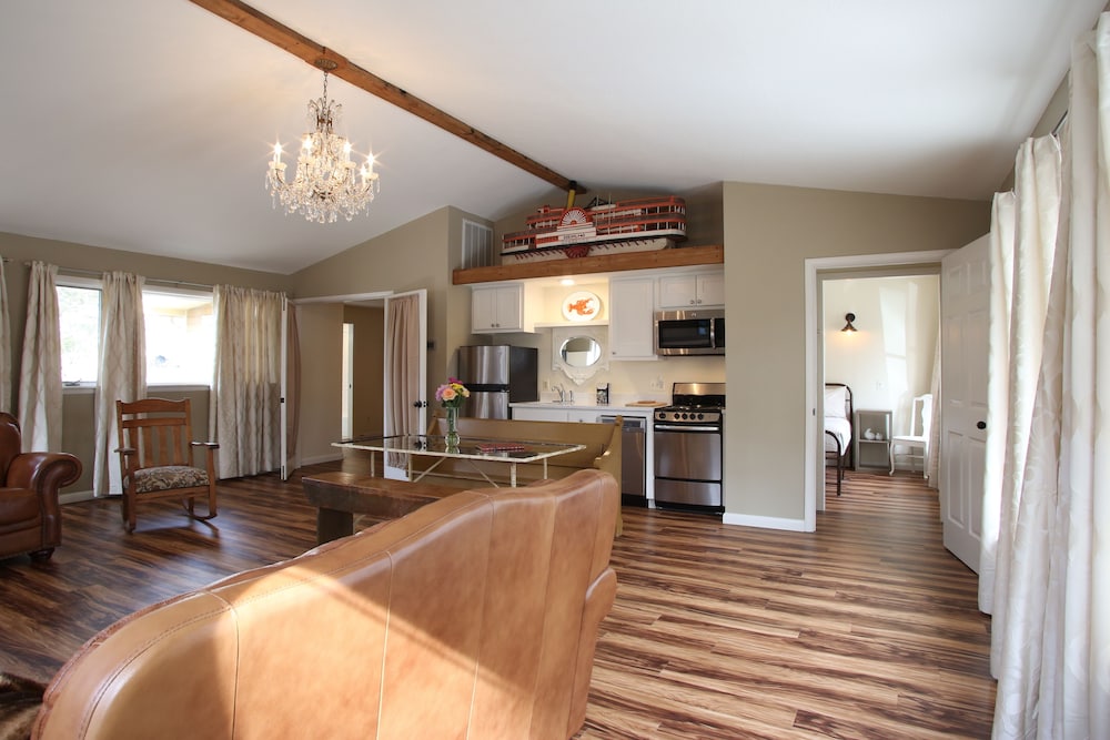 Eureka Springs Vacations - Tower House Inn - Property Image 5