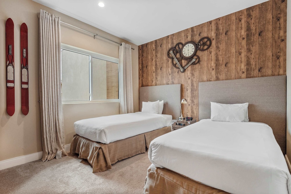 Minutes to Disney Chic Dream Villa With Stunning Patio and Resort Perks