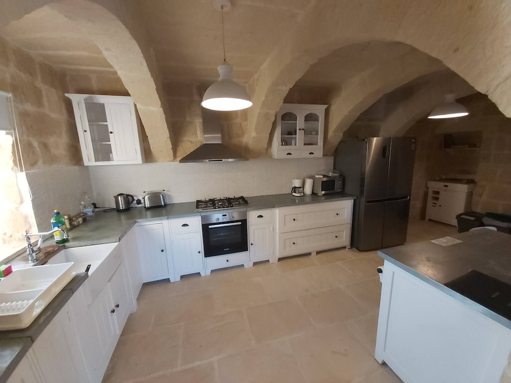 Farmhouse Villa With Large Pool & Garden