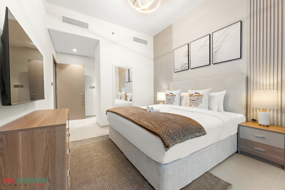 SML Vacation Homes - Sky High Apartments with Burj Khalifa and Dubai Fountain Views @ Grande Signature, Downtown Dubai