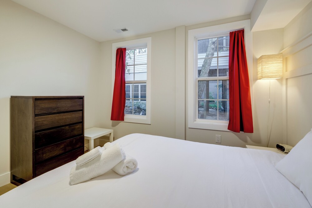 Walk to Metro & Dtwn Silver Spring! Sleek Apt