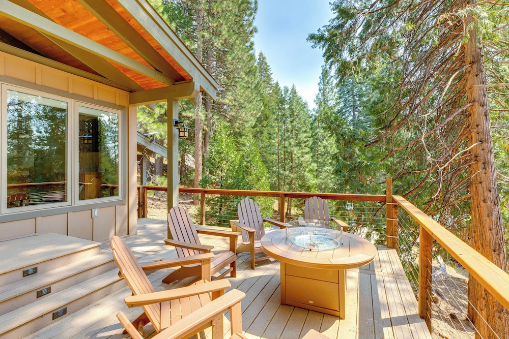 1 Mi to Beach & Golf Course! Lake Almanor Cabin