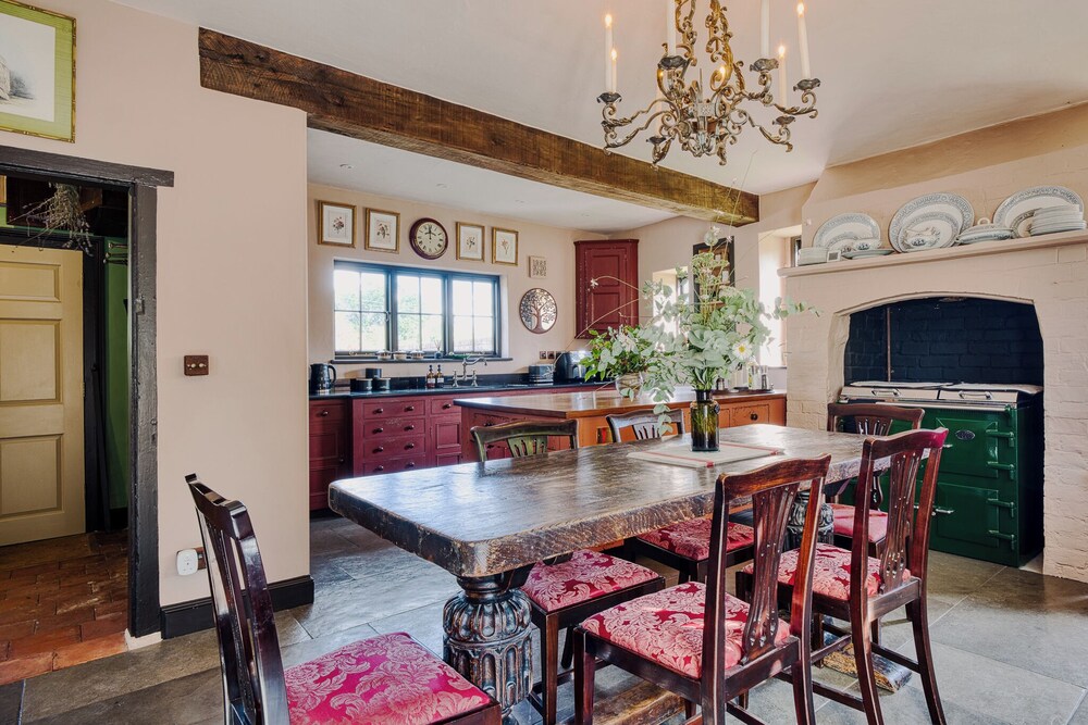 Stunning 4BD Home in Worcestershire