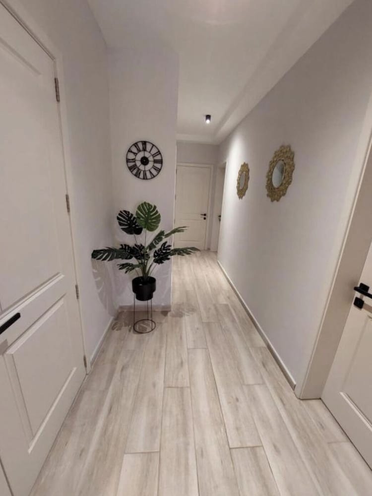 Modern 3BR Apt With Large Balcony