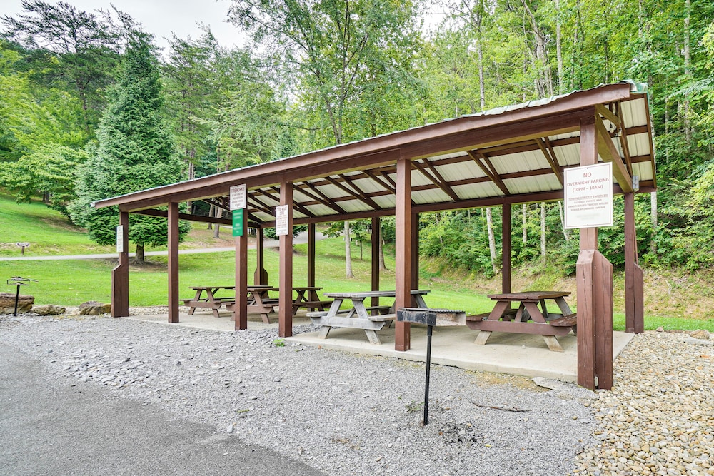 Hot Tub & Game Room: Sevierville Family Cabin!