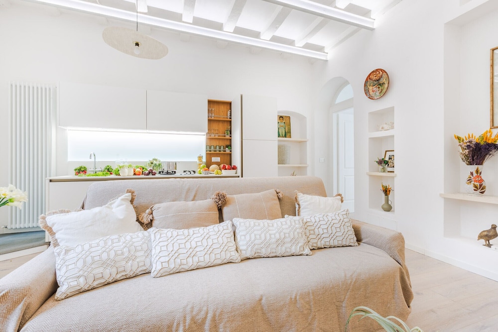 Casa Joyce in Lucca With 1 Bedrooms and 1 Bathrooms